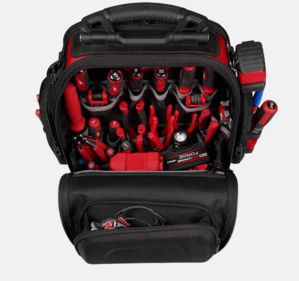 Mochila Milwaukee PACKOUT conectada al sistema modular