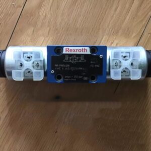 Imagen de la Bosch Rexroth R900561288 4WE6J62/EG24N9K4, válvula direccional hidráulica con doble solenoide de 24 VCD.