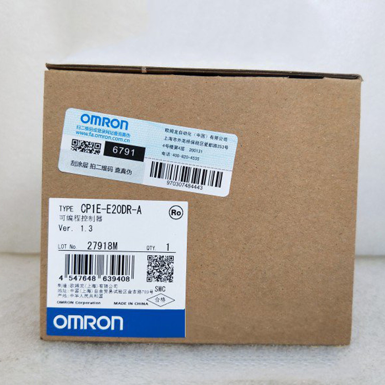 Imagen del Omron CP1E-E20DR-A, controlador lógico programable compacto de 20 entradas y salidas con salidas a relé.