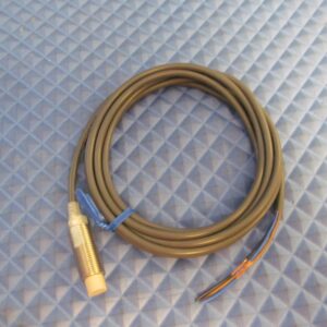 Imagen del Omron E2E-X5ME1, sensor inductivo de proximidad M12 con detección de 5 mm.