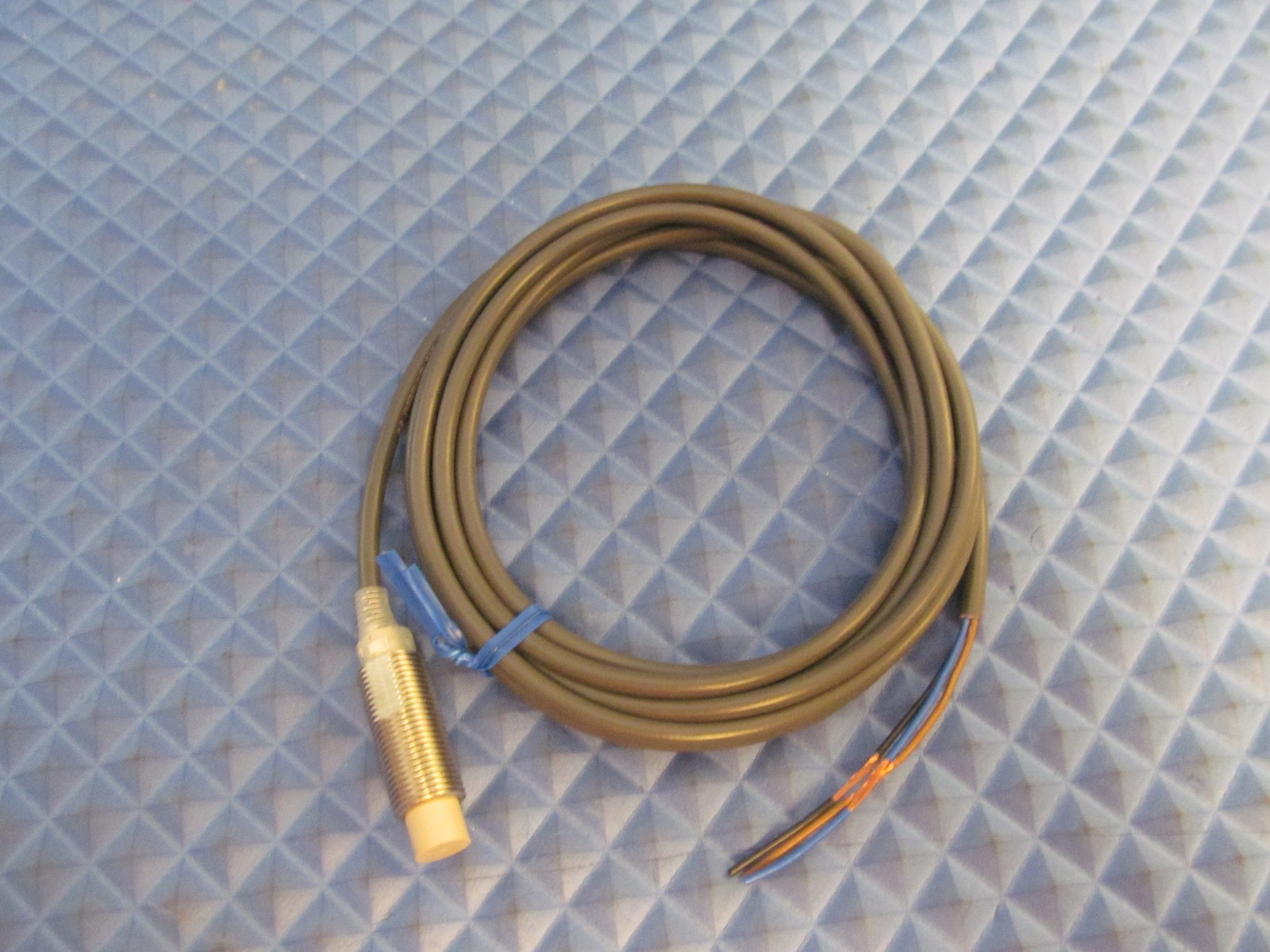 Imagen del Omron E2E-X5ME1, sensor inductivo de proximidad M12 con detección de 5 mm.