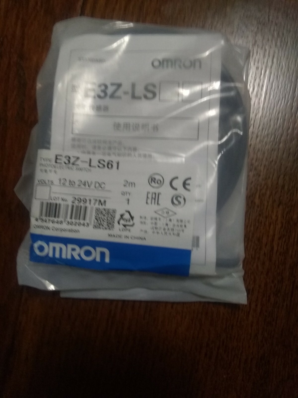 Imagen del Omron E3Z-LS61, sensor fotoeléctrico compacto con supresión de fondo y cable de 2 m.