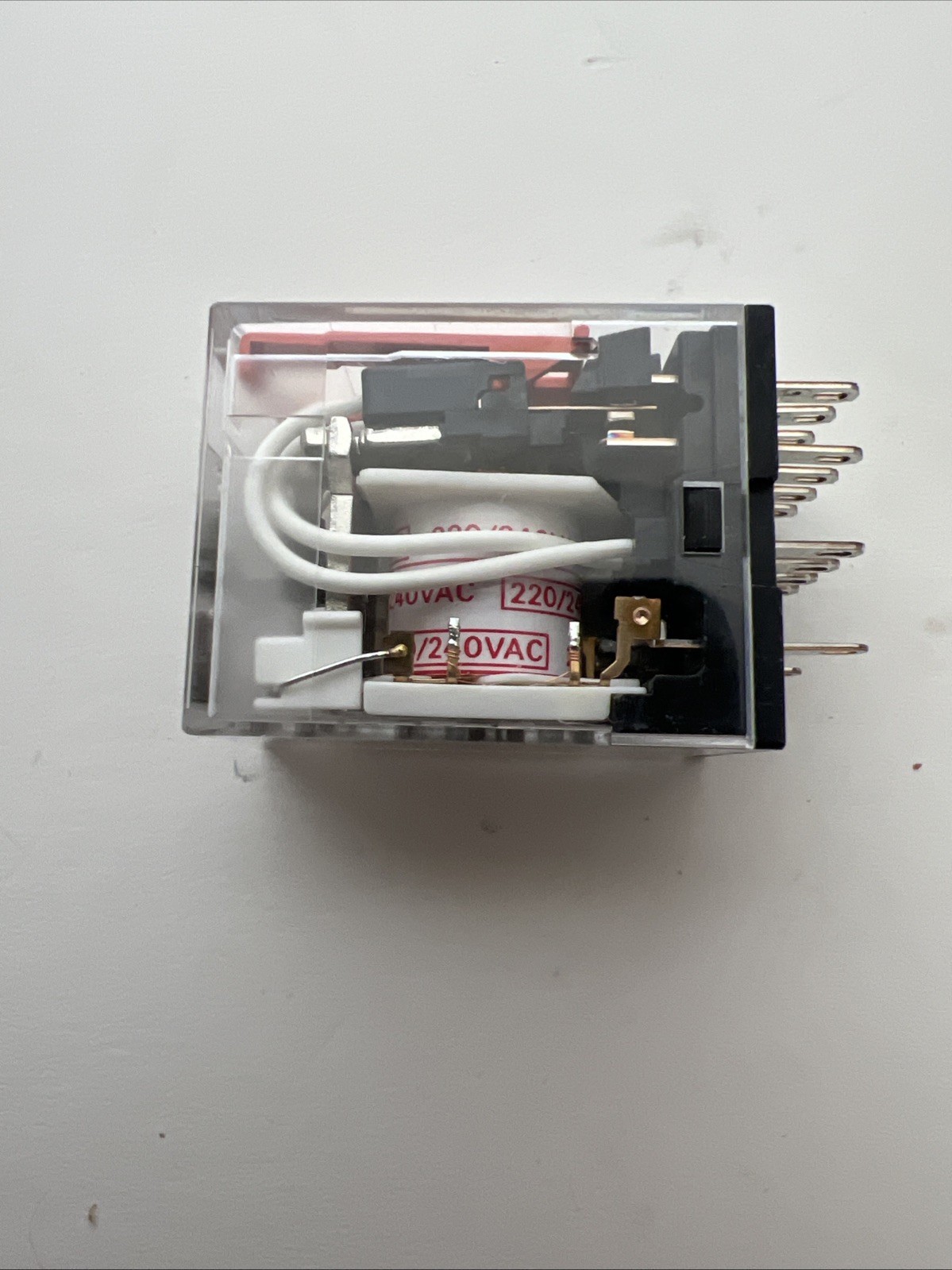 Imagen del Omron MY4N-GS DC24, relevador de 4 polos y 14 pines con bobina de 24 VDC.
